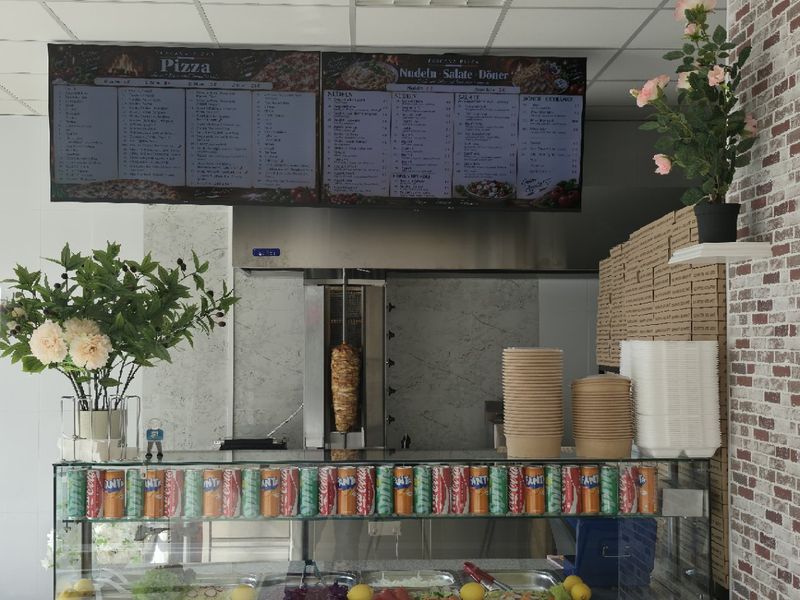 Unser Laden in der Pölbitzer Straße: Theke mit Speisekarte und Dönerspieß